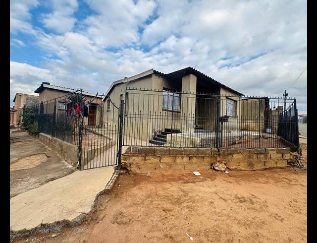 3 BEDROOM HOUSE FOR SALE IN DIEPKLOOF ZONE 6
